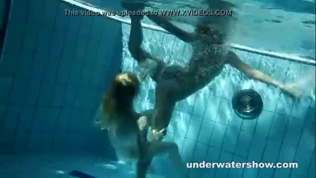 Zuzanna and lucie playing underwater